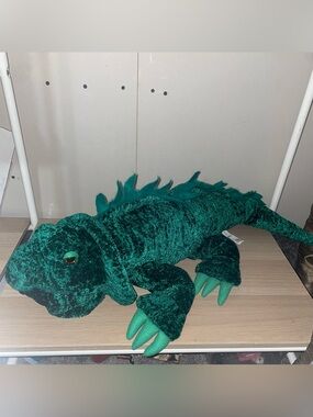 Large Toys r us. Animal alley Plush Green Iguana Reptile plush